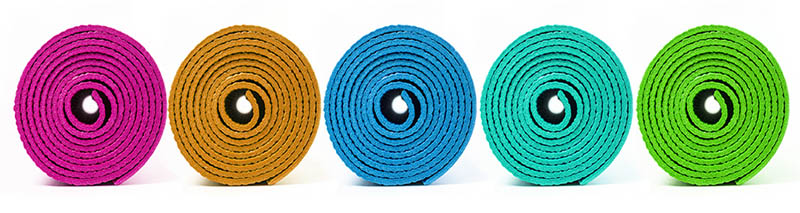 Comparaison entre un tapis de yoga PVC et naturel